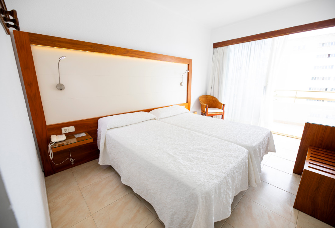 habitacion doble vista mar lateral hotel biniamar habitacion doble vista mar lateral hotel biniamar cala millor